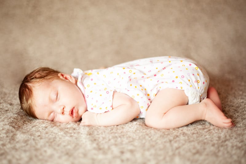 Servizio fotografico newborn a Milano: primi sorrisi del bambino in studio