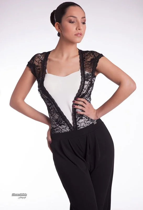 Annalisa in studio, con body bianco e gilet nero