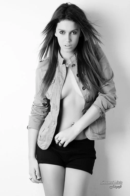Book fotografico donna in bianco e nero a Milano, camicia in denim in studio