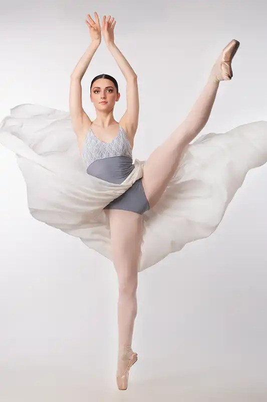 Book fotografico ballerini Milano - ritratto classico di danza con luce laterale morbida