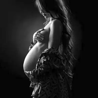 Profilo artistico maternity in bianco e nero con drappeggio scultoreo, scatto del fotografo per gravidanza Giovanni Miele a Milano