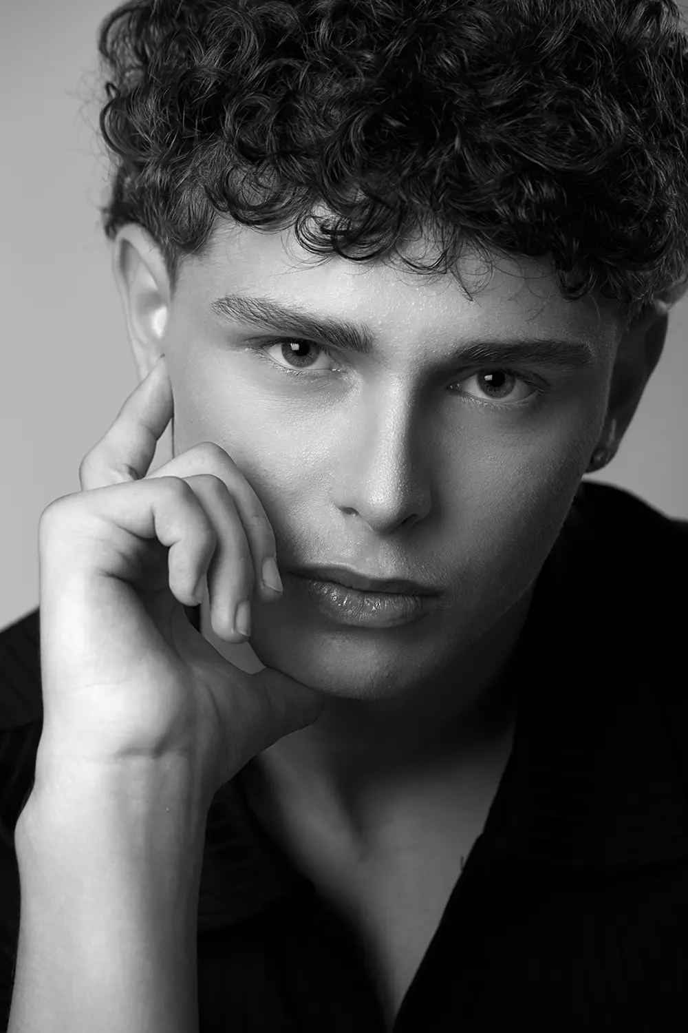 Scatto book uomo in studio fotografico a Milano