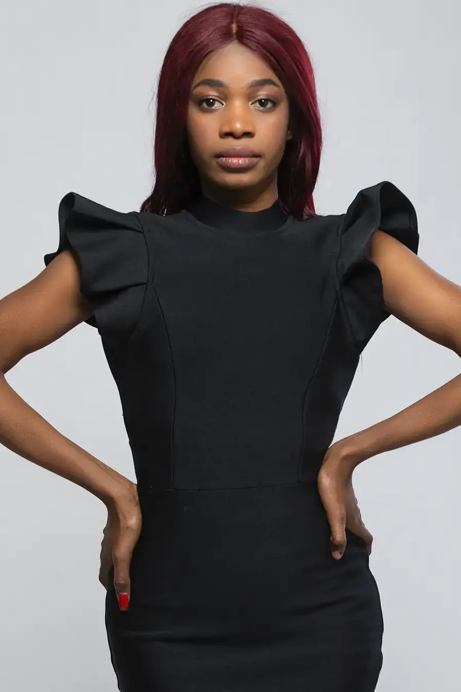 Modella di moda Milano in shooting editoriale contemporaneo