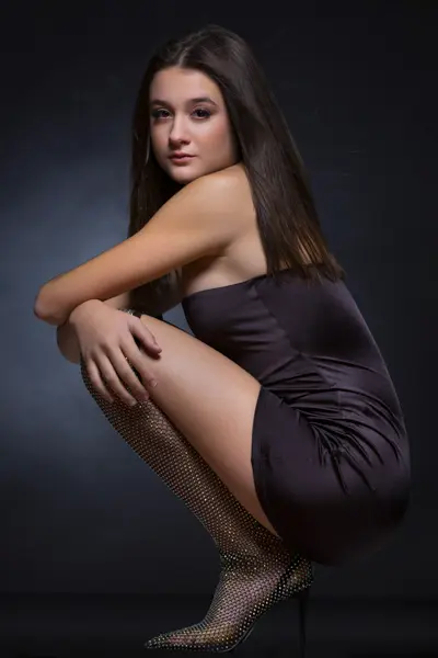 Modella di moda in posa fotografica full body Milano