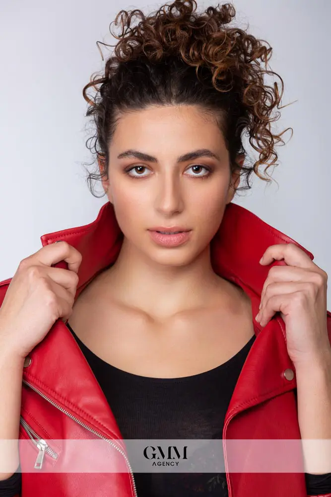 Modella di moda in primo piano, beauty close up Milano