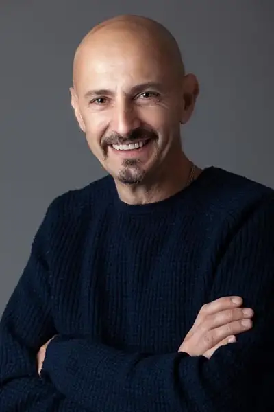 Taglio corretto: spalle visibili, viso al centro del frame, spazio equilibrato sopra la testa