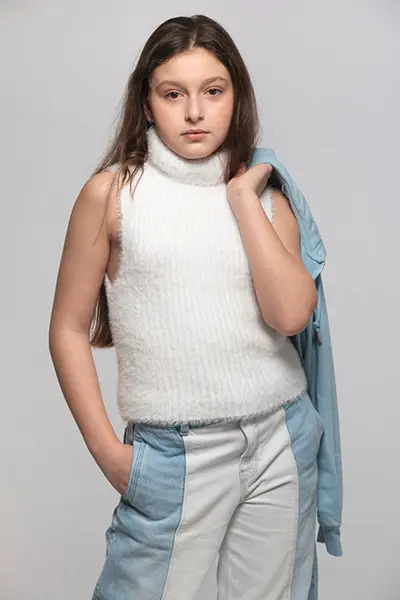 Ragazza adolescente con dolcevita bianco e giacca di jeans, book per casting a Milano