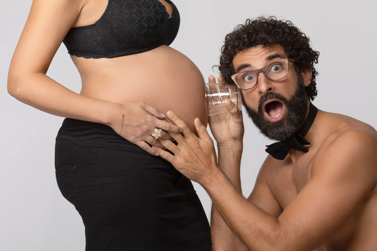 Fotografie in gravidanza con partner - momento spontaneo durante lo shooting premaman a Milano