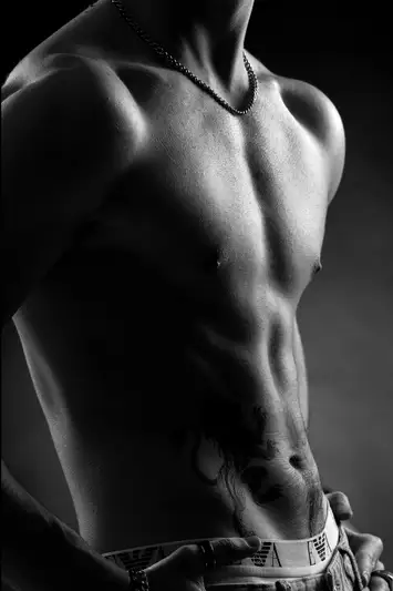 Ritratto maschile urban con dettaglio tatuaggi book uomo Milano