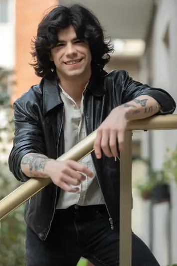 Book fotografico uomo look casual giacca pelle outdoor Milano