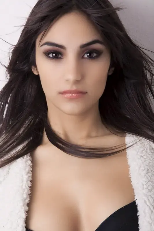 Ritratto beauty editoriale capelli al vento Milano