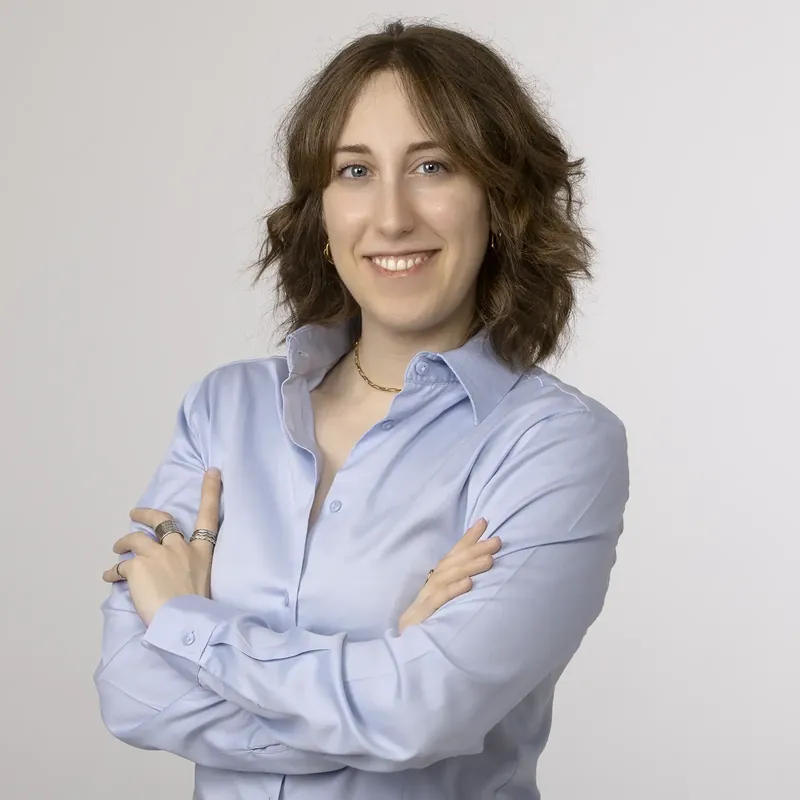 Ritratto professionale donna con camicia azzurra e sorriso aperto, foto LinkedIn Milano