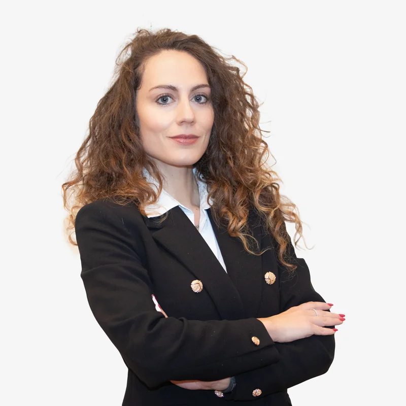 Ritratto LinkedIn femminile con giacca strutturata e sfondo neutro