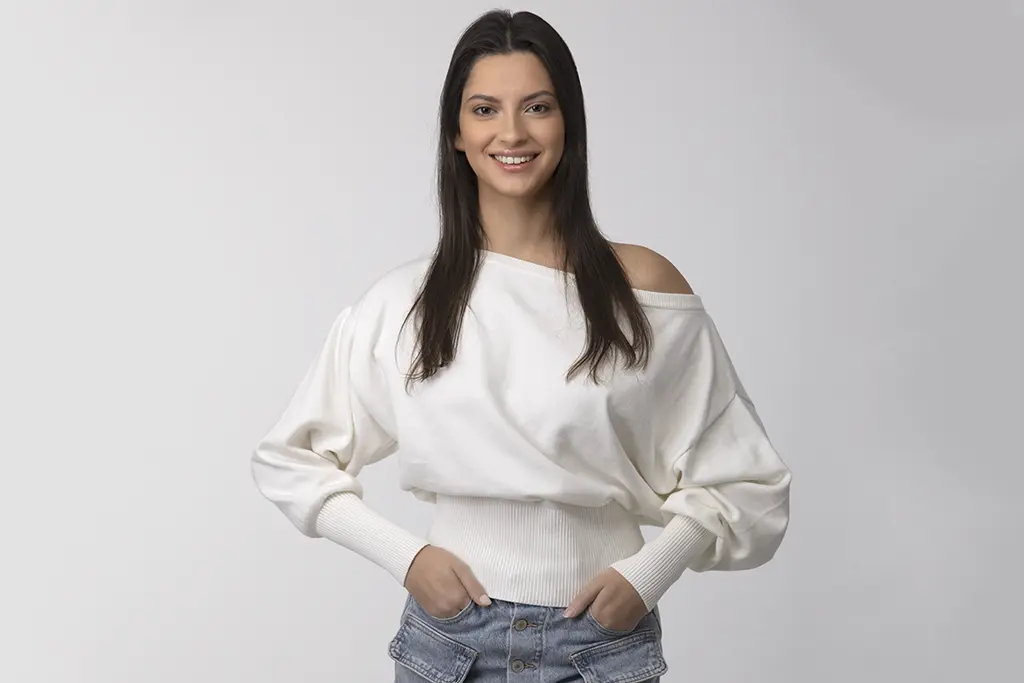 Ragazza sorridente in posa casual per ritratto professionale a Milano