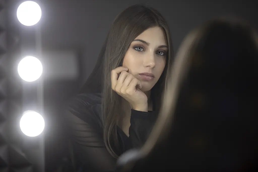 Ritratto femminile con luci calde, idea regalo per book fotografico personale