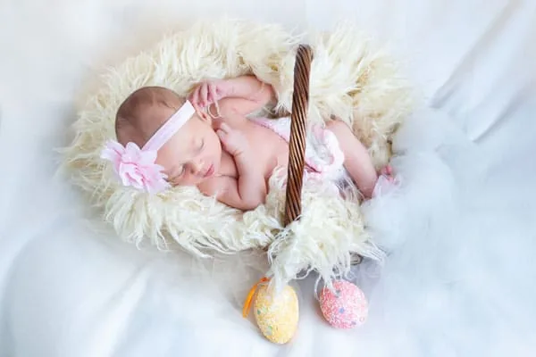 Fotografia newborn Milano: neonato che dorme nel palmo di una mano