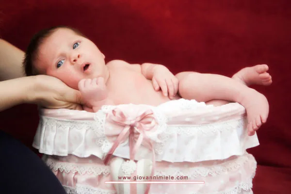 Dettaglio piedini di un neonato durante lo shooting in studio a Milano