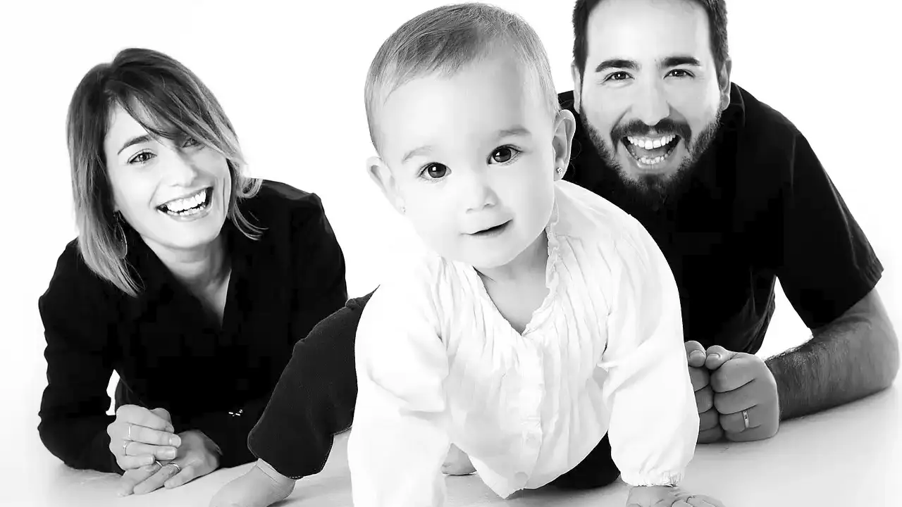 Servizio fotografico di famiglia a Milano, genitori e bambini in studio