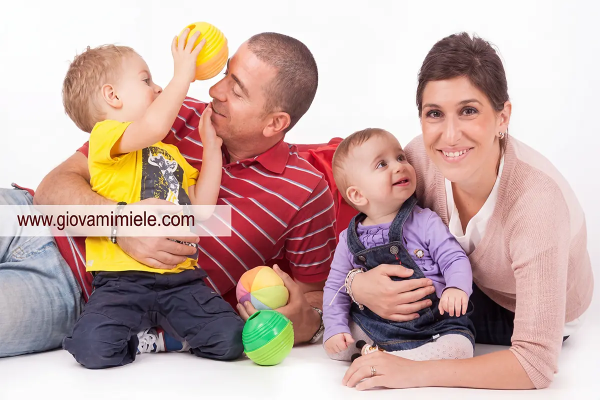 Servizio fotografico famiglia in studio a Milano: genitori con i bambini