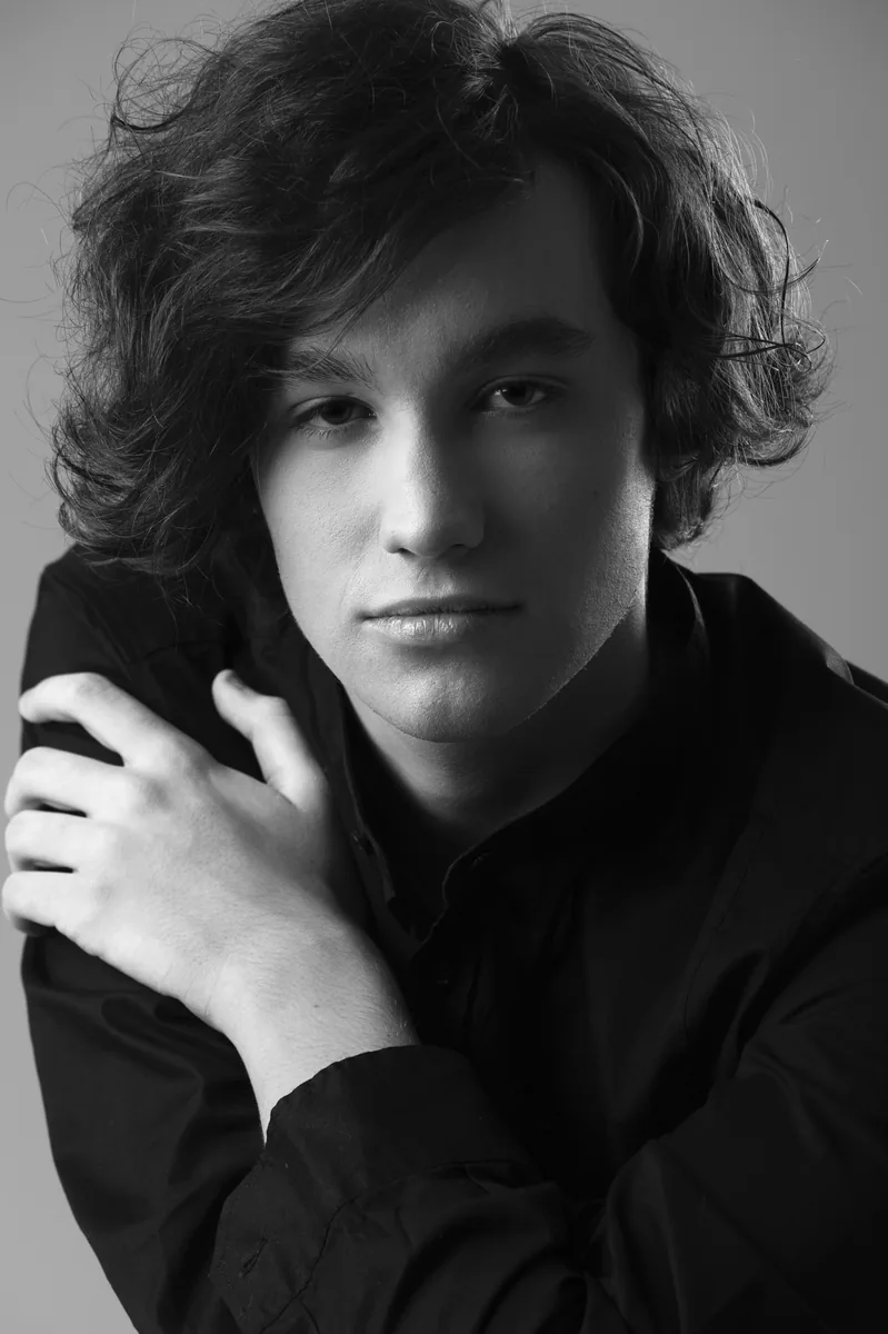 Ritratto maschile primo piano in bianco e nero, book fotografico Milano