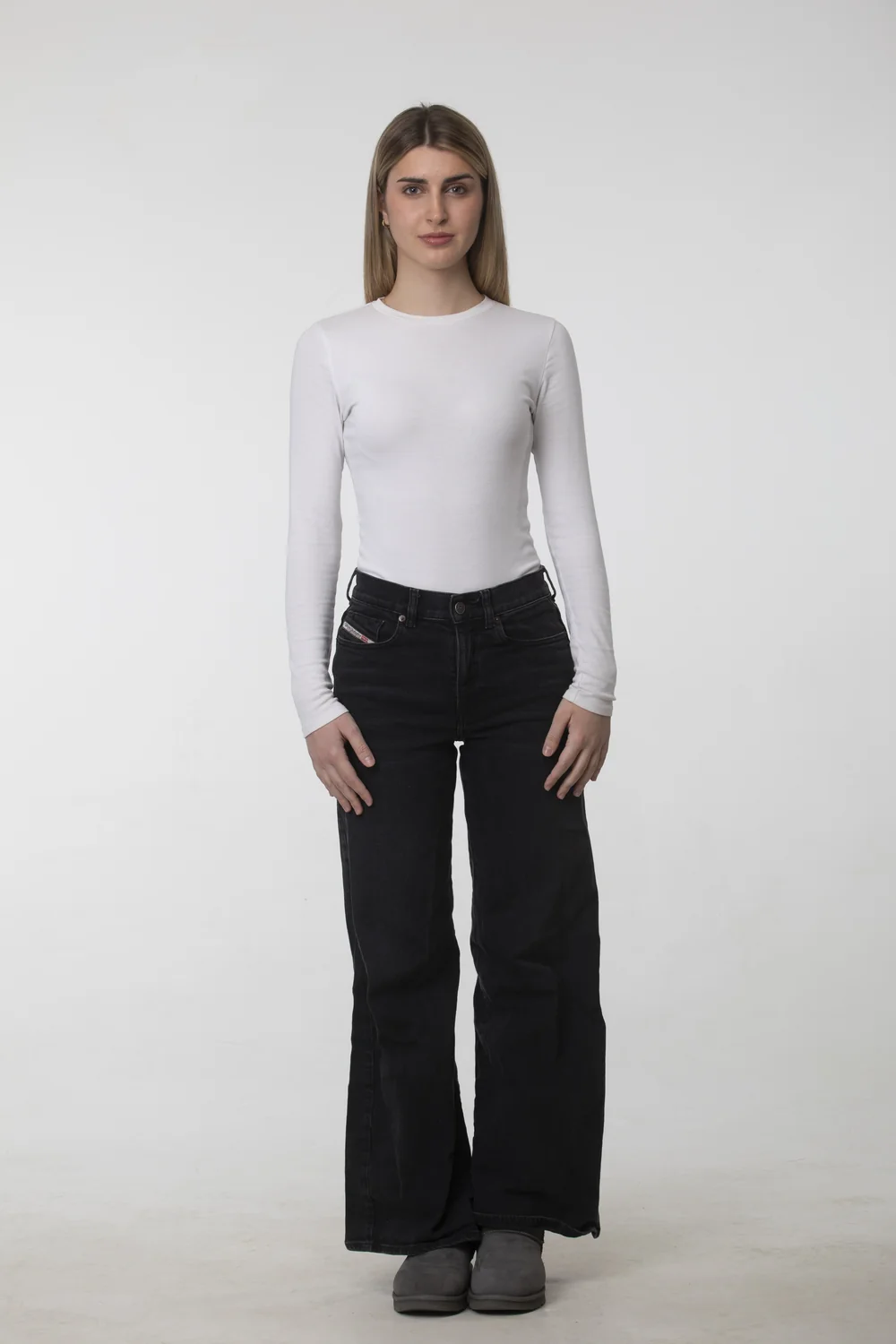 Polaroid modelle Milano figura intera maglia bianca jeans wide per agenzia
