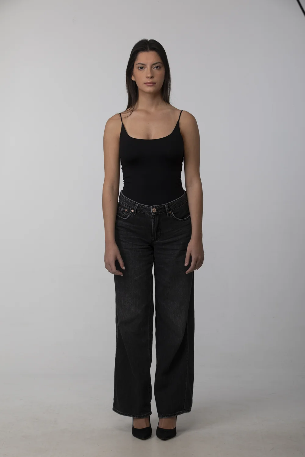 Polaroid modelle Milano figura intera top nero jeans wide per agenzia moda