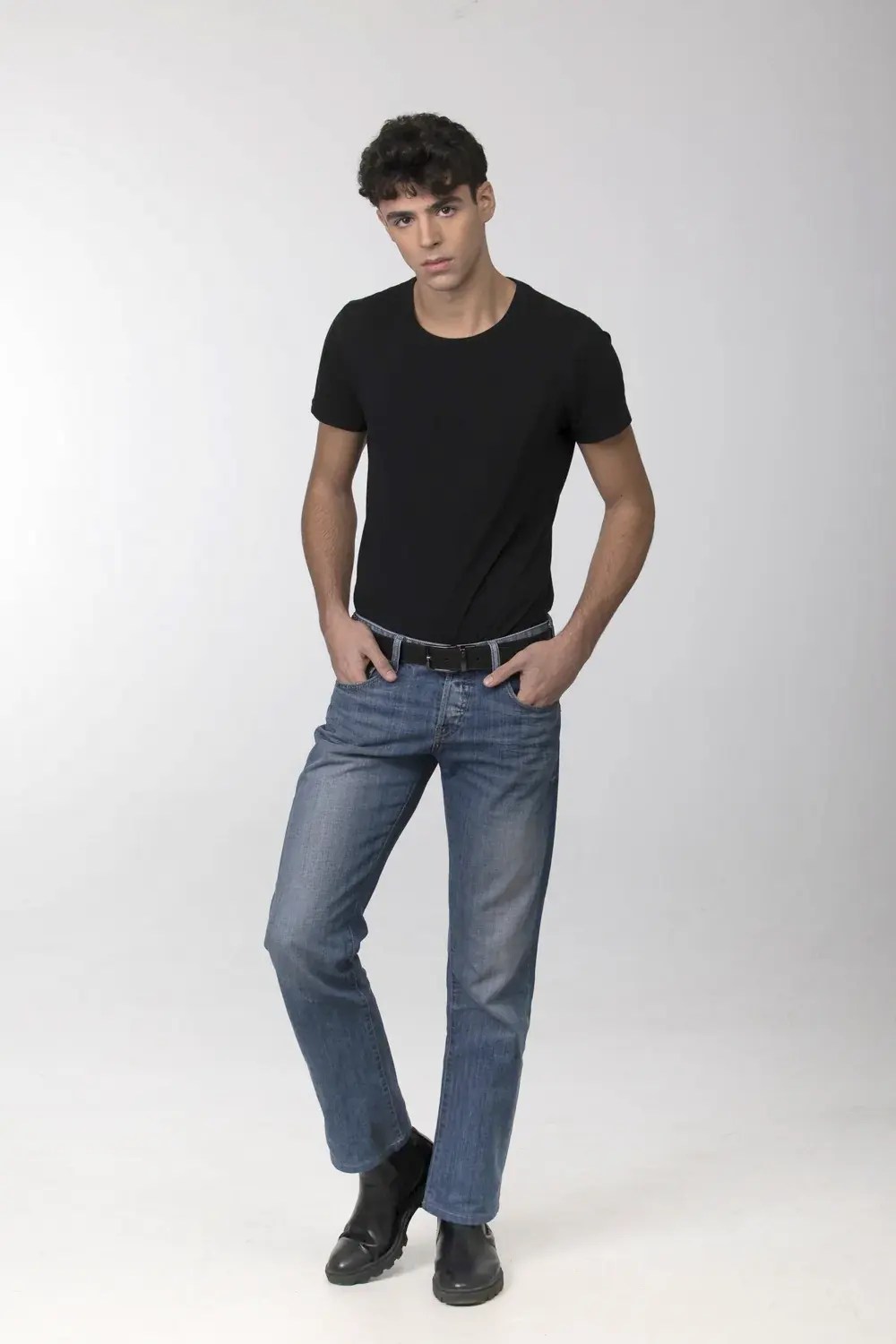 Polaroid modelli Milano figura intera uomo t-shirt nera jeans per casting