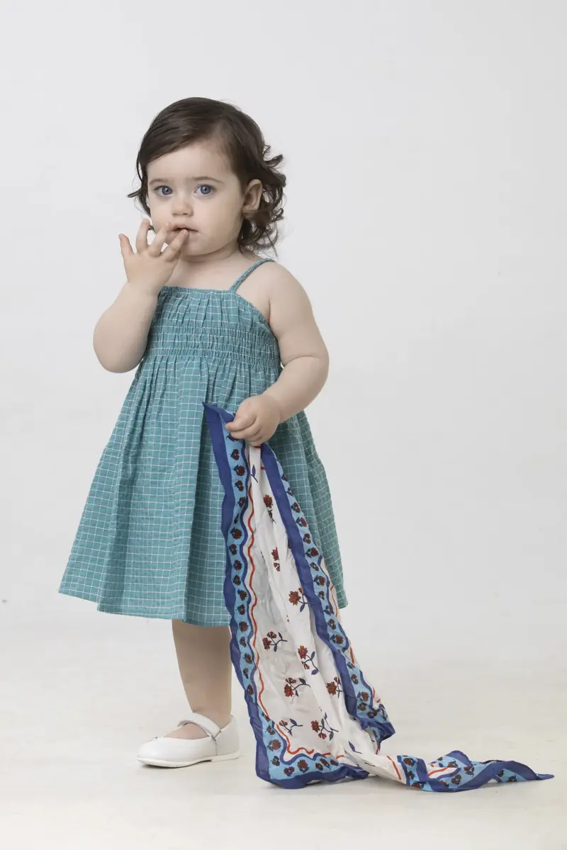 Bambina con sguardo contemplativo in studio fotografico a Milano durante uno shooting, esempio di espressione naturale catturata senza posa