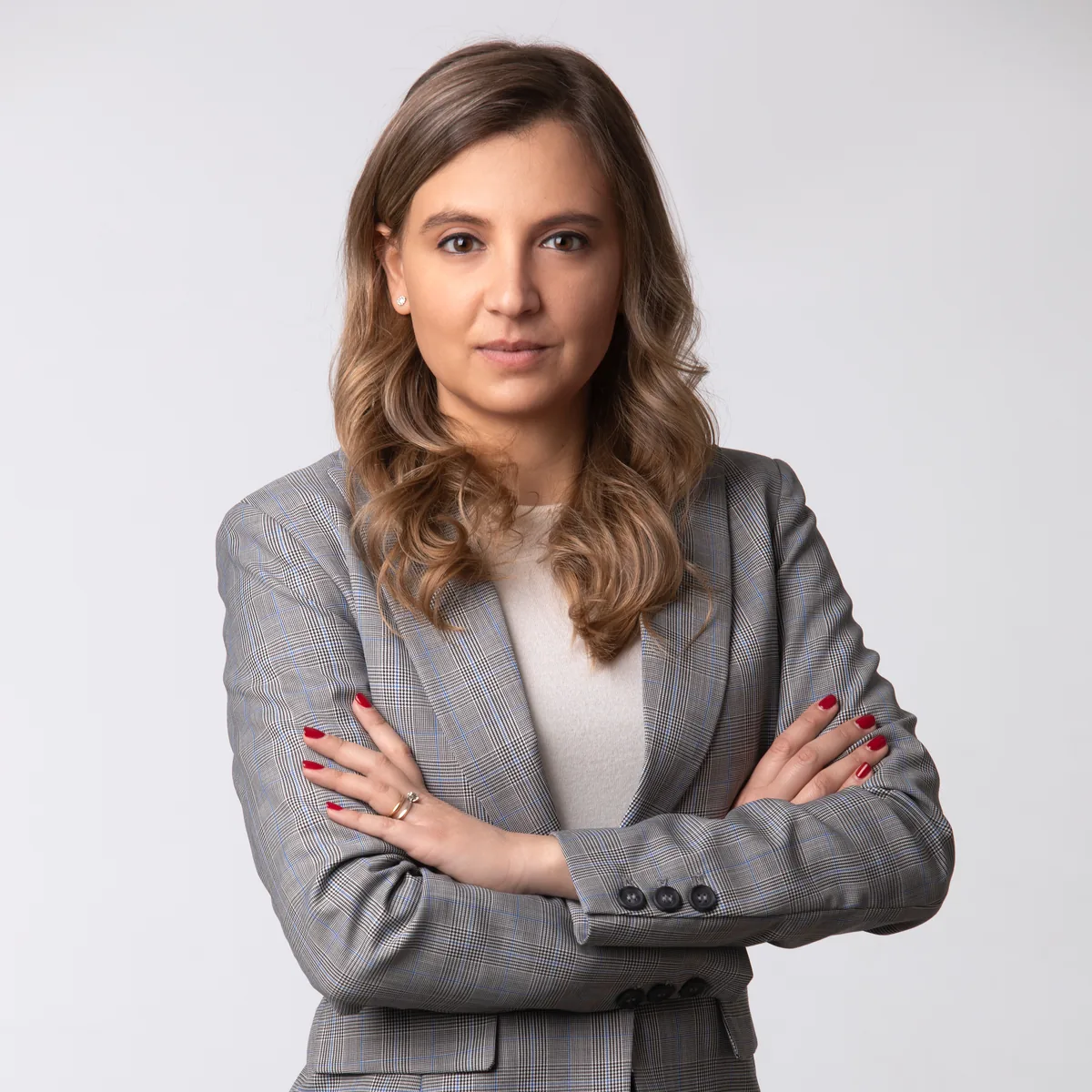 Ritratto professionale di una donna in tailleur grigio con luce da studio, Milano