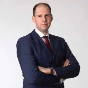 Ritratto professionale di un uomo in abito blu con cravatta bordeaux, foto profilo LinkedIn a Milano