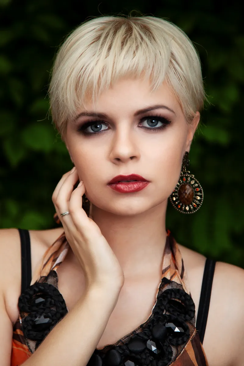 Ritratto beauty donna a Milano, primo piano in luce naturale su sfondo verde