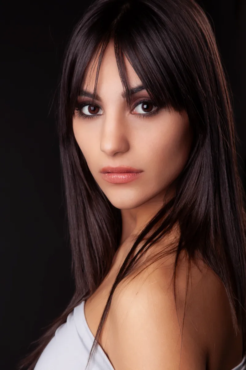 Ritratto fotografico donna in studio a Milano, primo piano con capelli lisci