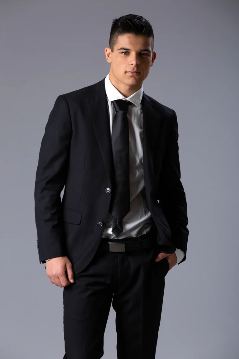 Character look in abito e cravatta