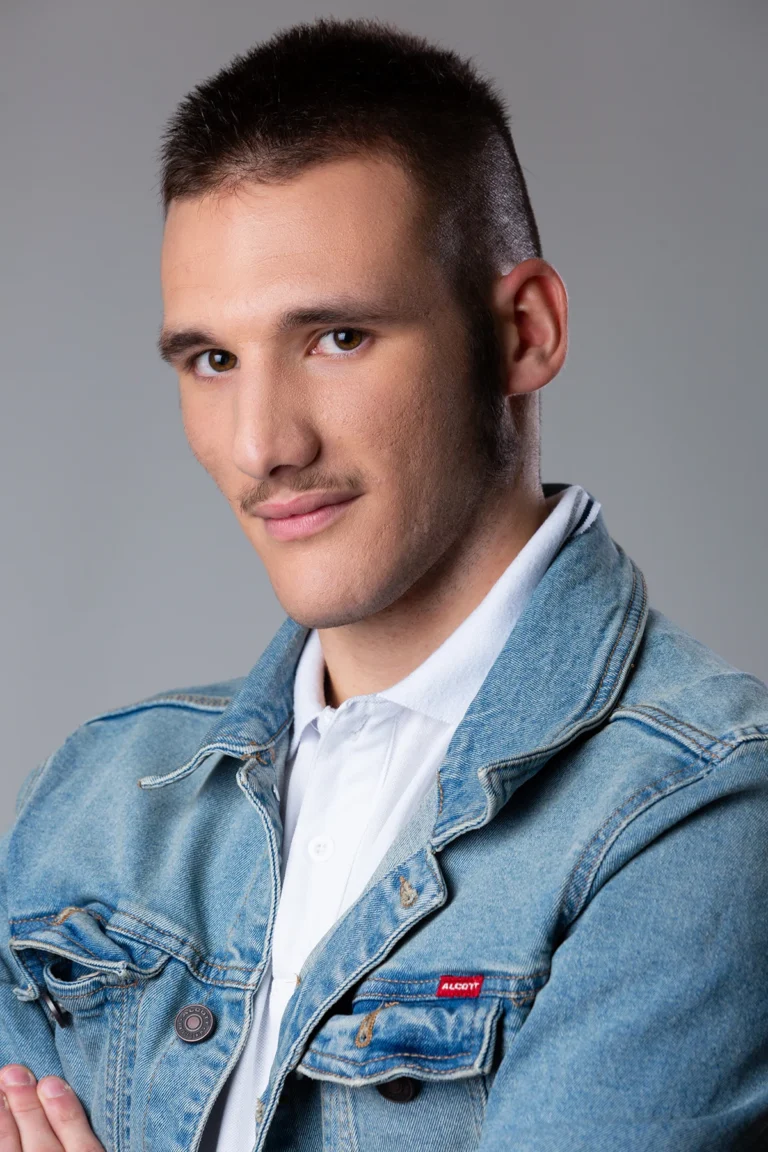 Headshot di giovane attore con giacca denim, book fotografico attori a Milano