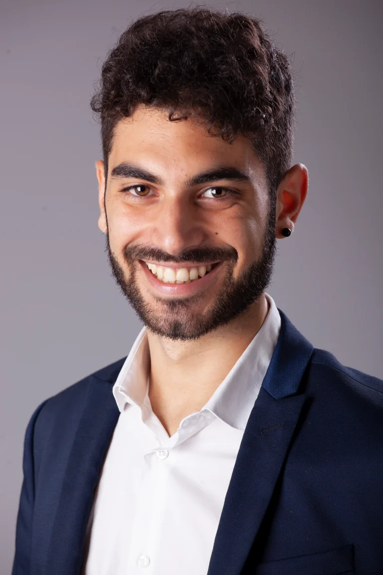 Headshot sorridente di attore in giacca blu, book fotografico attori a Milano
